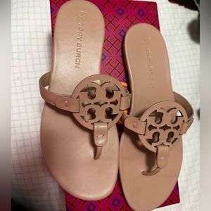 Light Makeup (blush) Tory Burch Millers 8.5